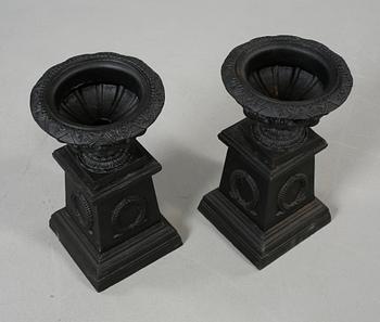 TRÄDGÅRDSURNOR, ett par, 1900-tal.