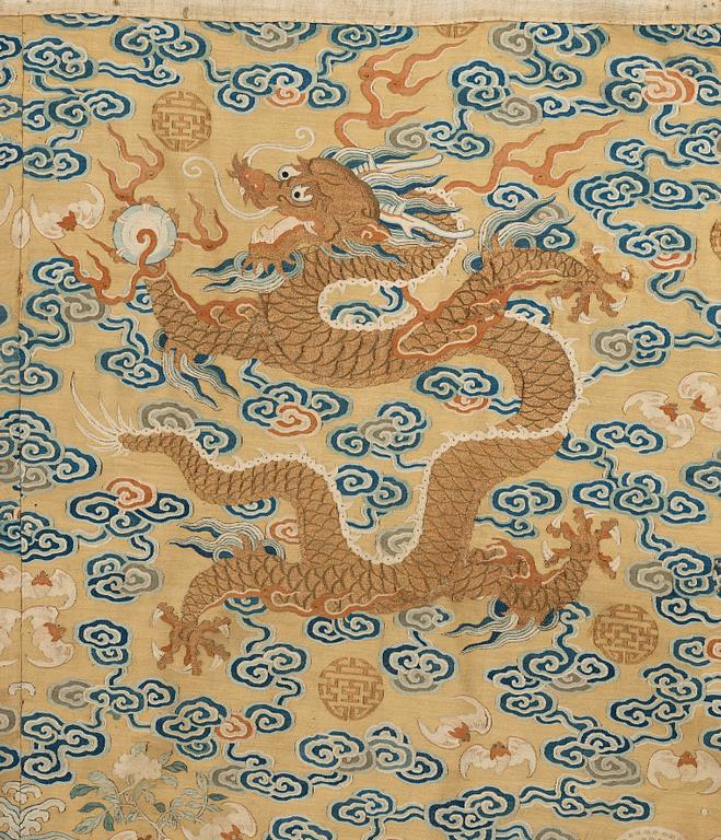 KESI, silk and gold thread. 86 x 120 cm. Late Qing dynasty (1644-1912).