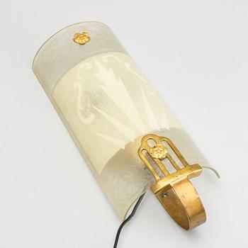 An Art Deco wall lamp.