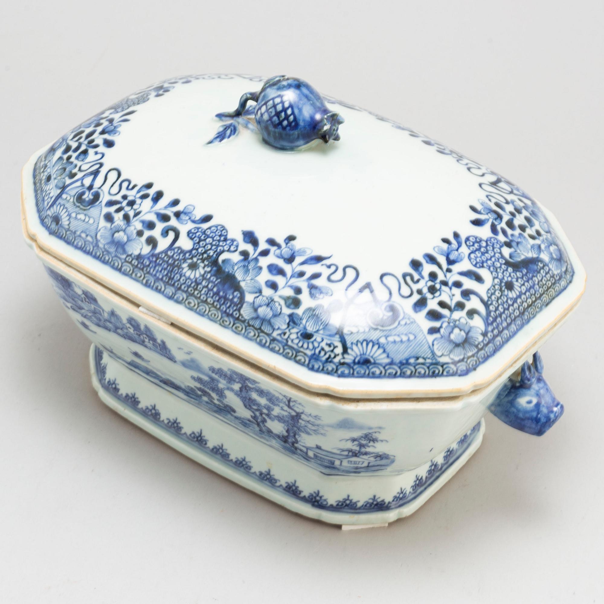 A blue and white tureen with cover, Qing dynasty, Qianlong (1736-95).