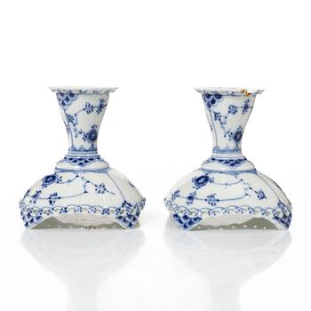 Royal Copenhagen, a set of five porcelain pieces, 'Musselmalet' / 'Blue Fluted' and 'Blå blomst', Denmark.