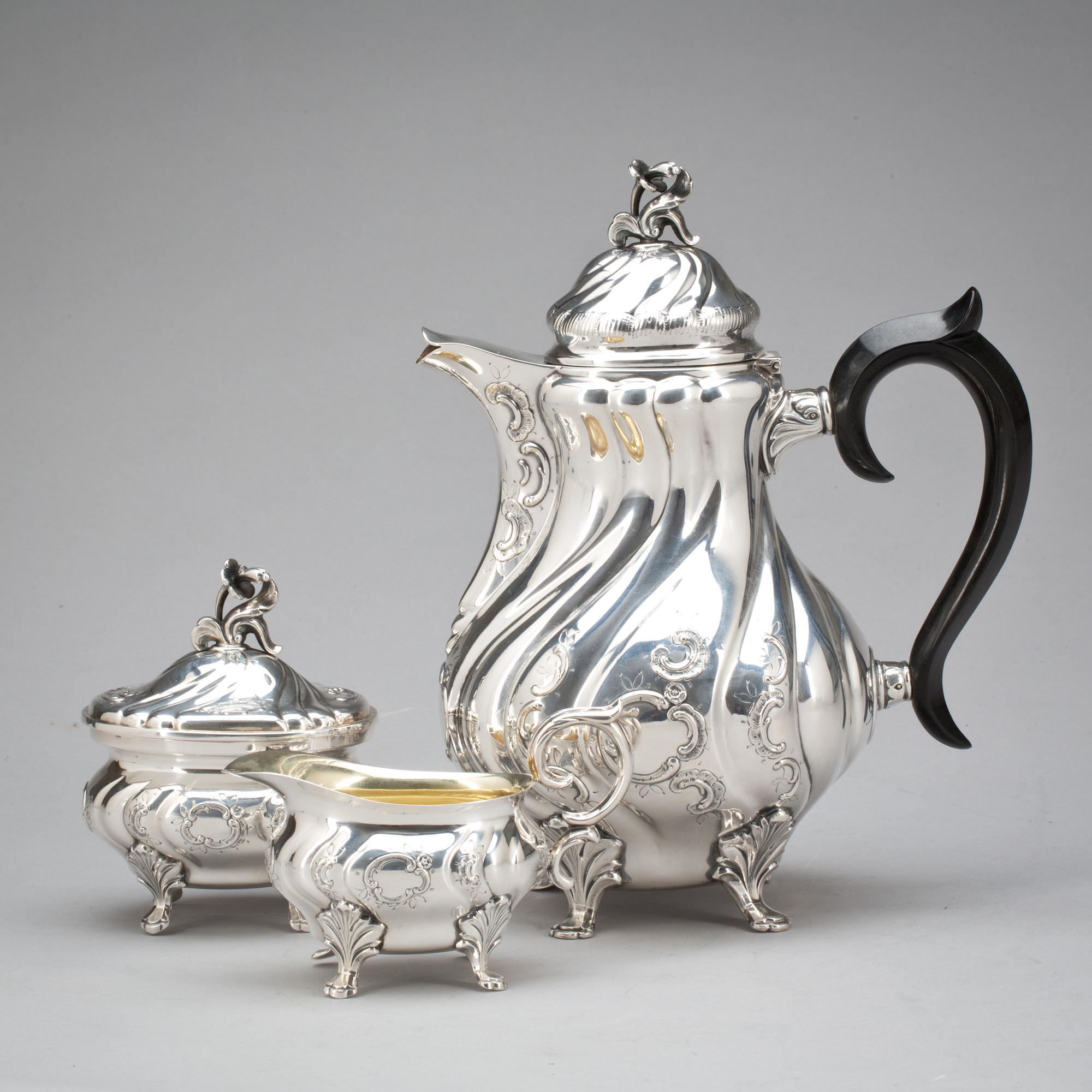 KAFFESERVIS, 3 delar. Silver, rokokostil. C.G Hallberg 1954. 810g.