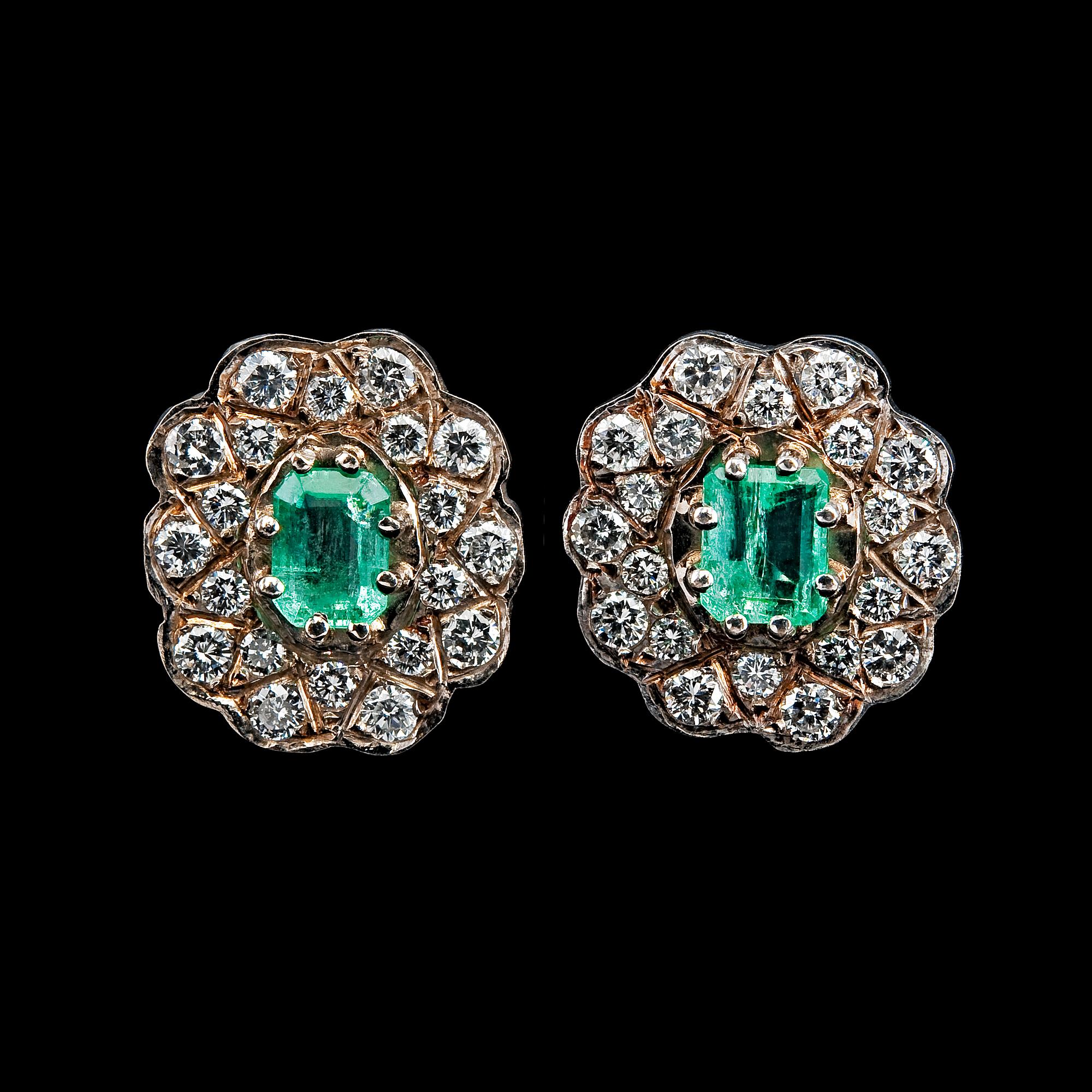 A PAIR OF EARRINGS, emeralds c. 1.60 ct, brilliant cut diamondsr c. 1.40 ct.