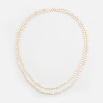 Necklace, longer model, with cultured pearls.