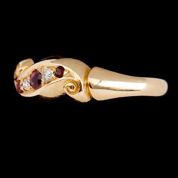 RING, 18 k guld, med 3 rubiner samt rosenstenar, England, omkring år 1900. Vikt ca 3 gram.