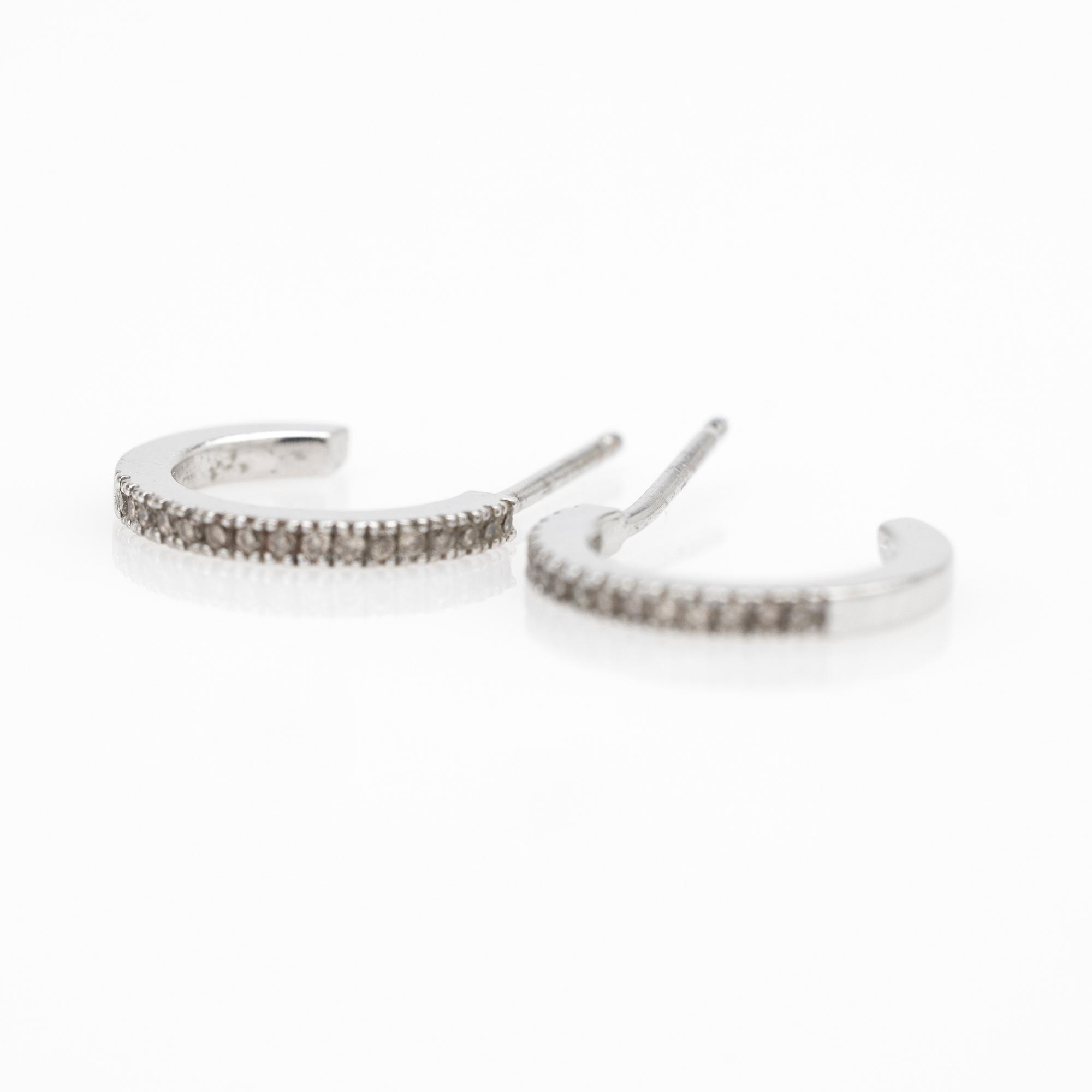 Earrings, a pair, with brown diamonds.