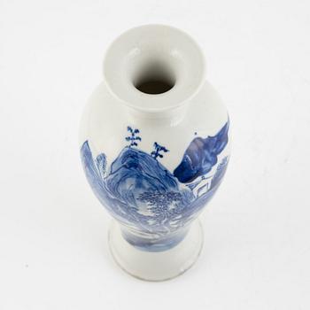 A blue and white porcelain vase, China, Qing dynasty, 19th century.