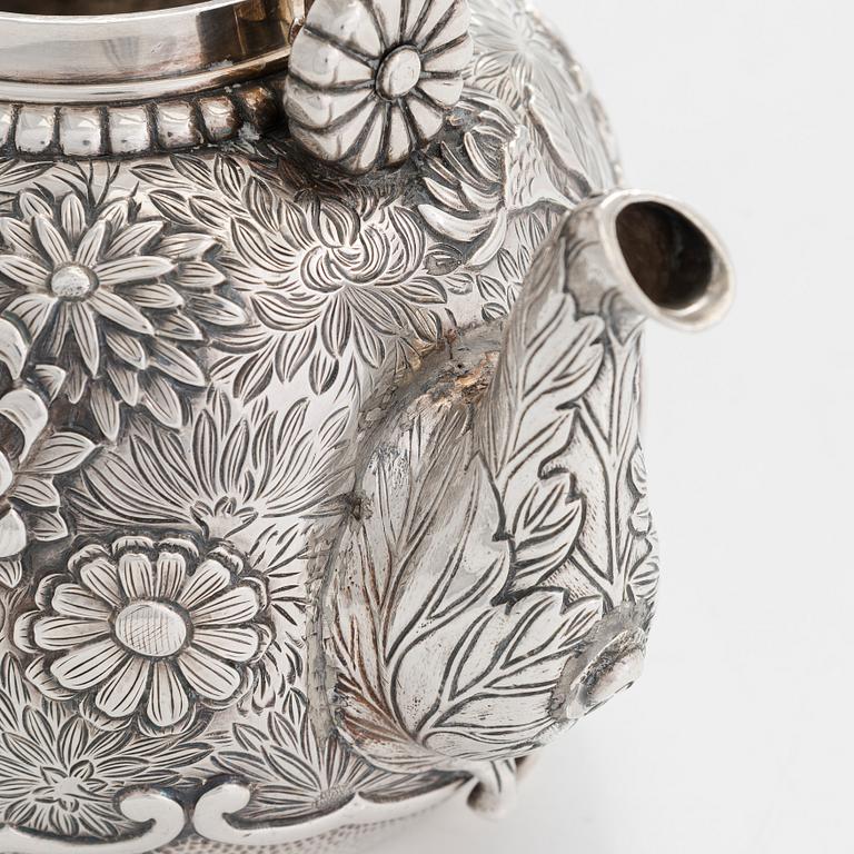 A Japanese silver teapot, maker's mark of Konoike, early 20th century.