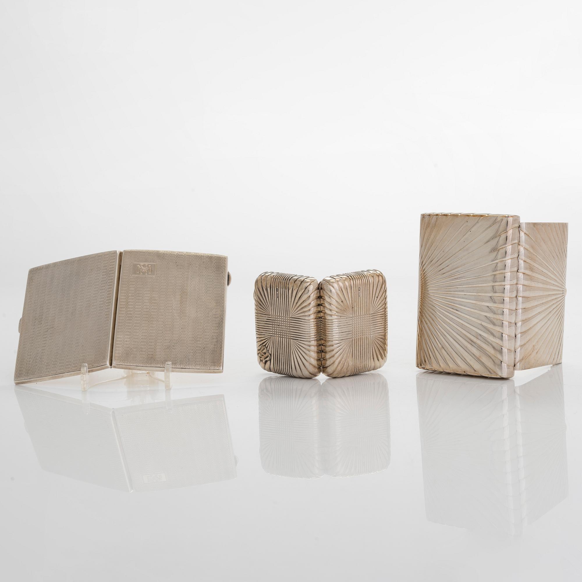 Snusdosa, silver, rysk stämpel AK, omkring 1900, samt cigarettetuier, 2 st, silver, bl.a. Birmingham 1929.