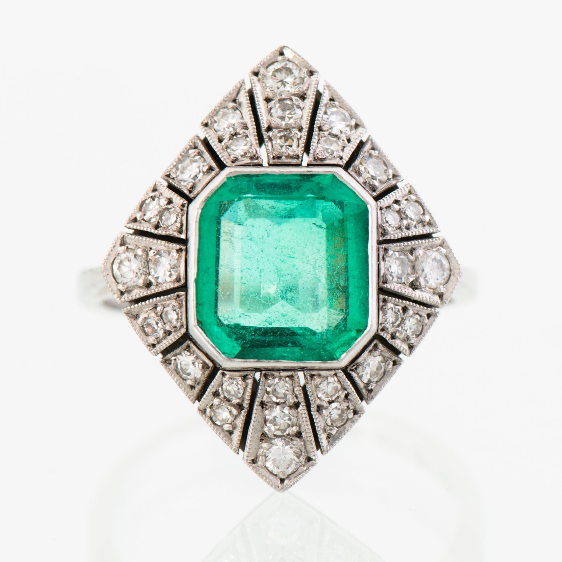 SORMUS, viistehiottu smaragdi, 8/8-hiotut timantit. A. Tillander, Helsinki 1976.