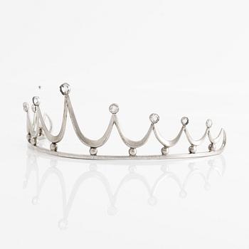 Tiara in silver with white stones.