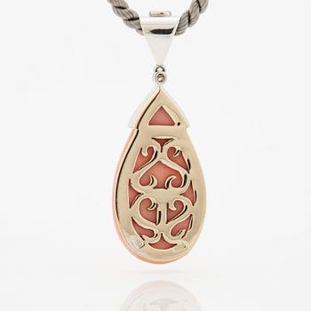 Hängsmycke 18K vitguld med en koralldroppe och runda briljantslipade diamanter.