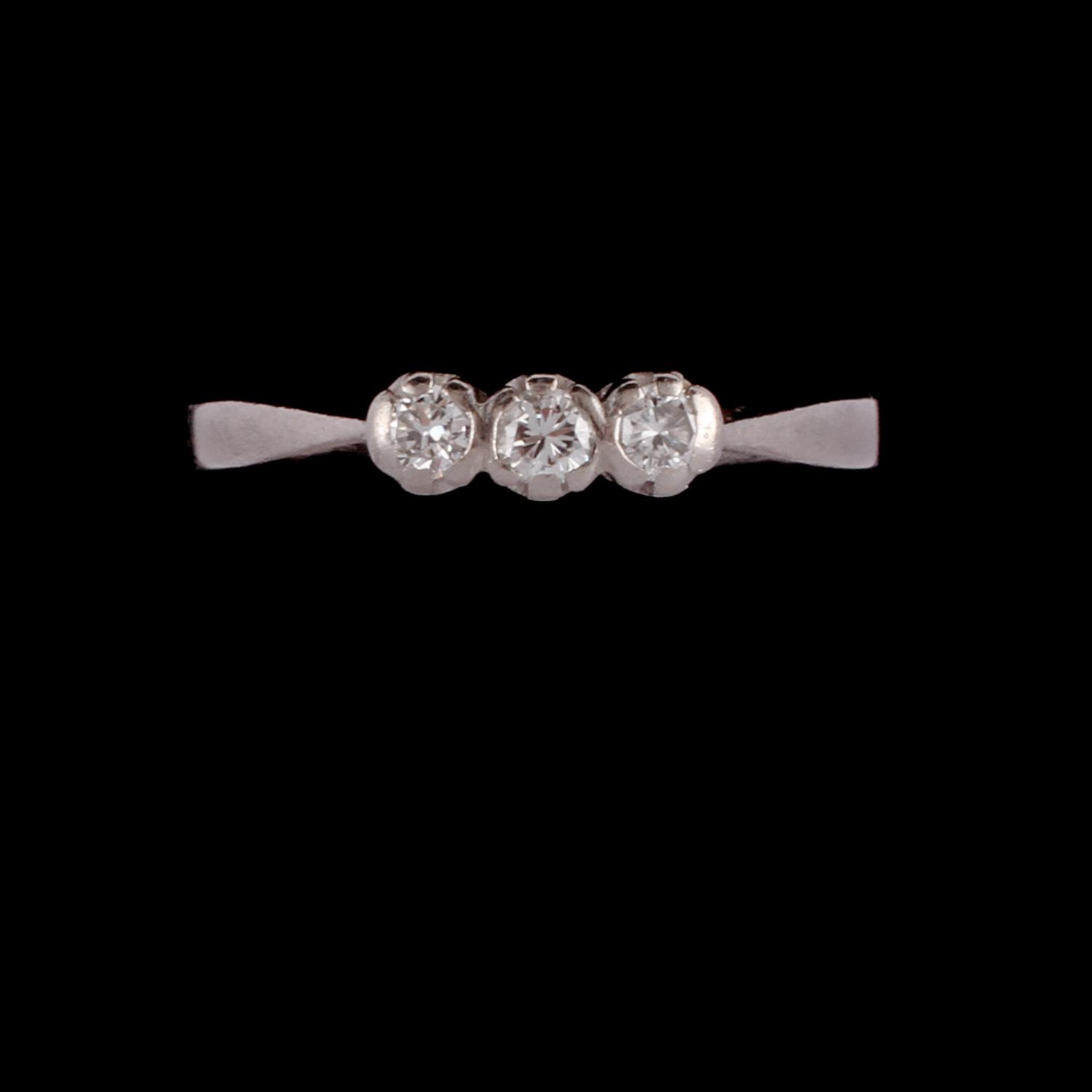 RING, 18k vitguld med 3 briljantslipade diamanter, totalt 0.20 ct, Örns Juvelatelje, Göteborg, 1970. Vikt 3 g.