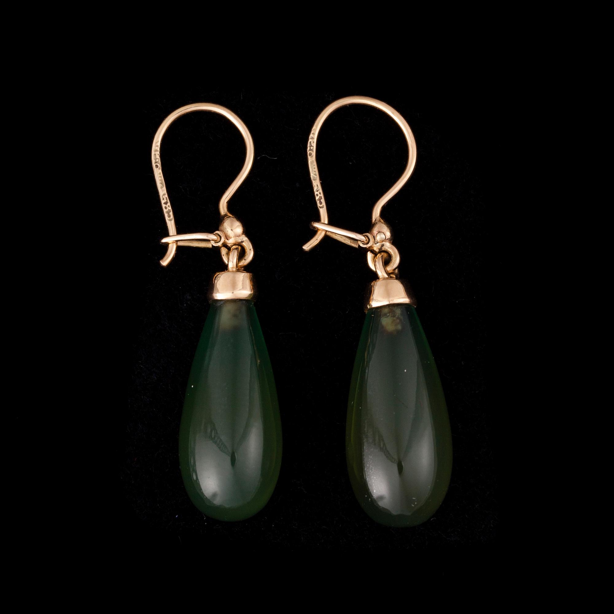 ÖRHÄNGEN, 14K guld, grön kalcedon. Vikt ca 4,6 g.