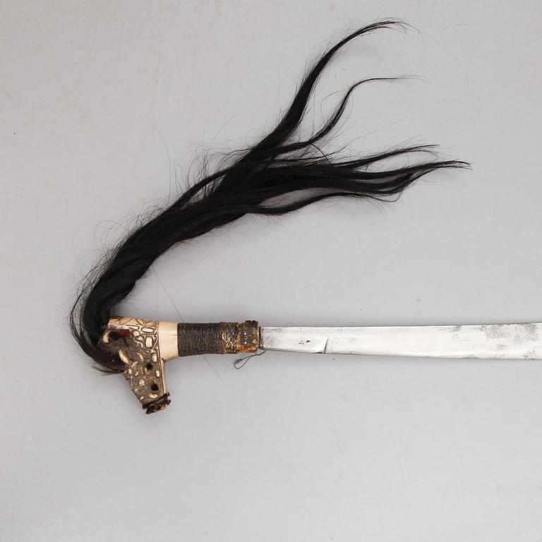 KNIV s k mandau SAMT KOGER, orientaliska 1900-tal.