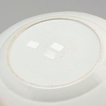 TALLRIKAR, tre stycken, kompaniporslin. Qingdynastin, Qianlong (1736-95).