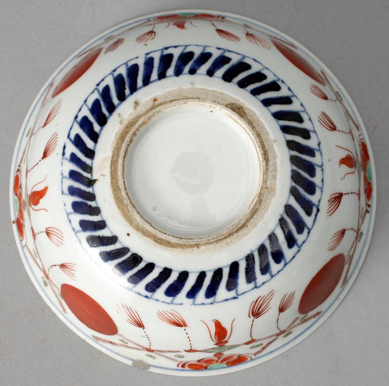 A kinrande style bowl with recessed base, Qing dynasty, 17th century.
