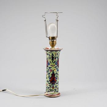 VAS/BORDSLAMPA, porslin, Kina, sekelskiftet 1800/1900-tal.
