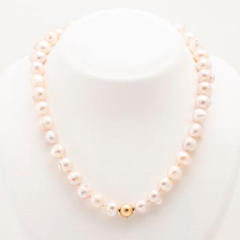 Ole Lynggaard, clasp in 18K gold with cultured baroque pearls.