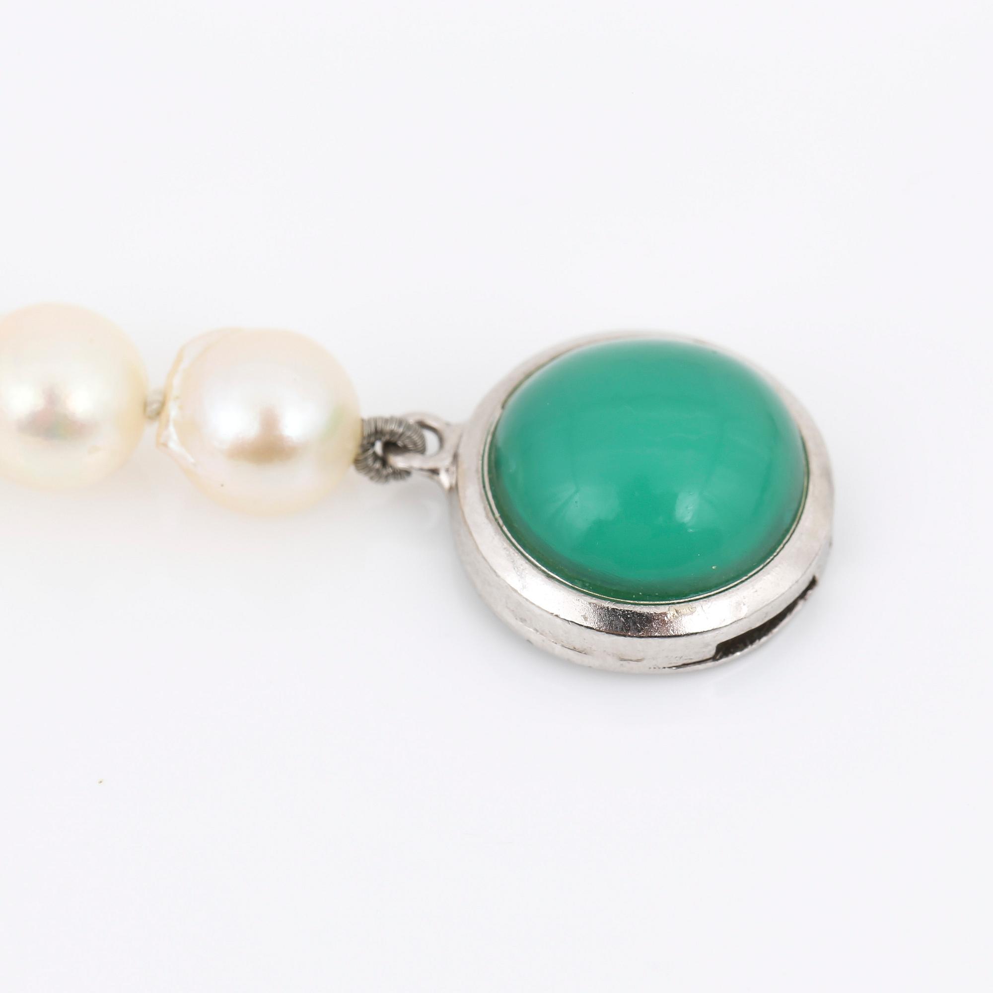 PÄRLCOLLIER, med silverlås och troligen färgad chalcedon.