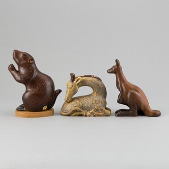 GUNNAR NYLUND, a set of three stroneware figurines, a squirrel, a kangaroo and a giraffe, Rörstrand, Sweden.