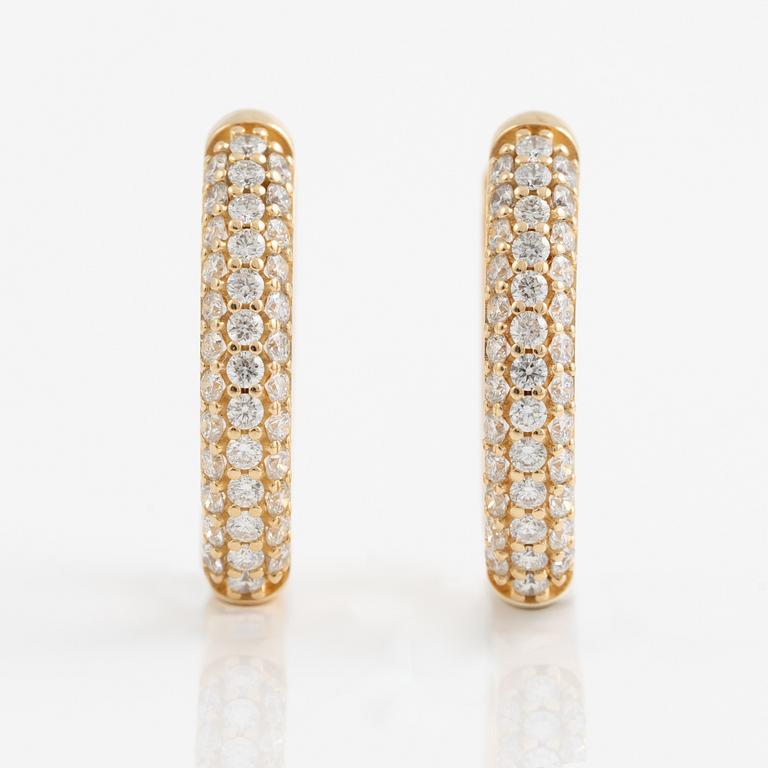Hoop earrings in 18K gold set with brilliant-cut diamonds.