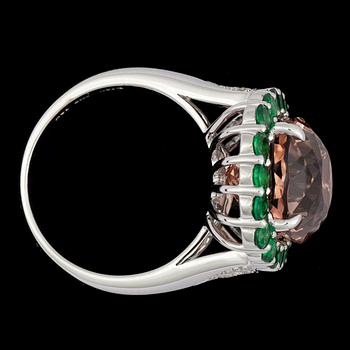 A pink morganite, 11.75 cts, tsavorite and brilliant cut diamond ring, tot. 0.30 cts.