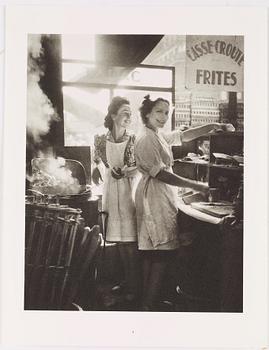 WILLY RONIS, Limited Edition Portfolio with 12 Collotype Plates, signed and numbered 254/290 on the colophon.