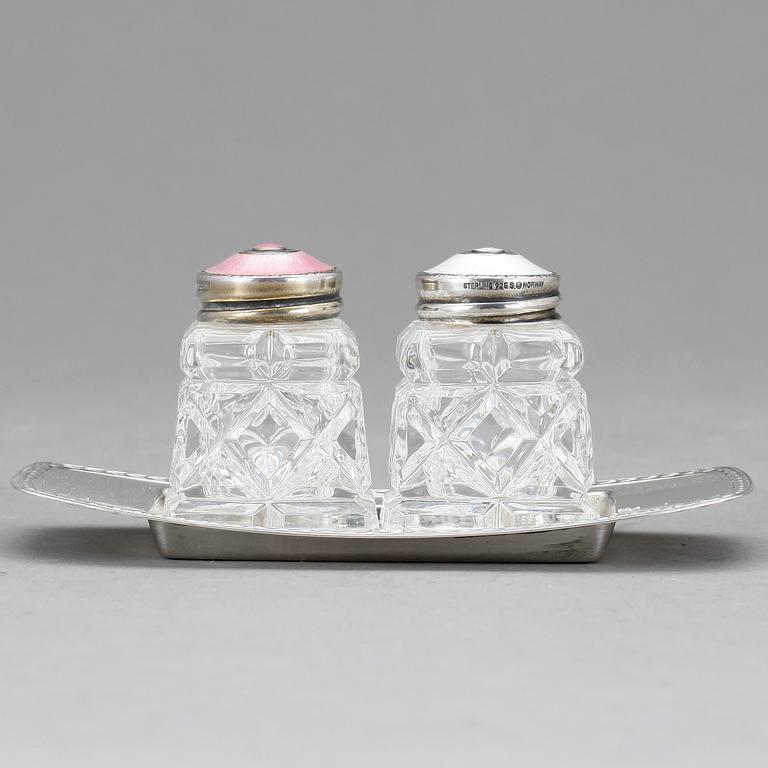 SALT- och PEPPARKAR, silver, emalj och glas, David Andersen, Norge. 1900-tal.