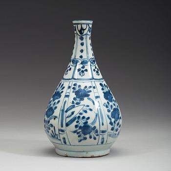 A blue and white porcelain bottle vase, Ming dynasty, Wanli (1572-1620).