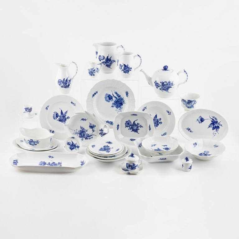 Sevisdelar, porslin, 83 delar, "Blå Blomst", Royal Copenhagen, Danmark.