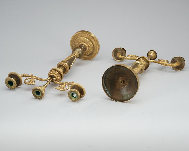 KANDELABRAR, för tre ljus, ett par. Frankrike, 1800-talets början. Empire.