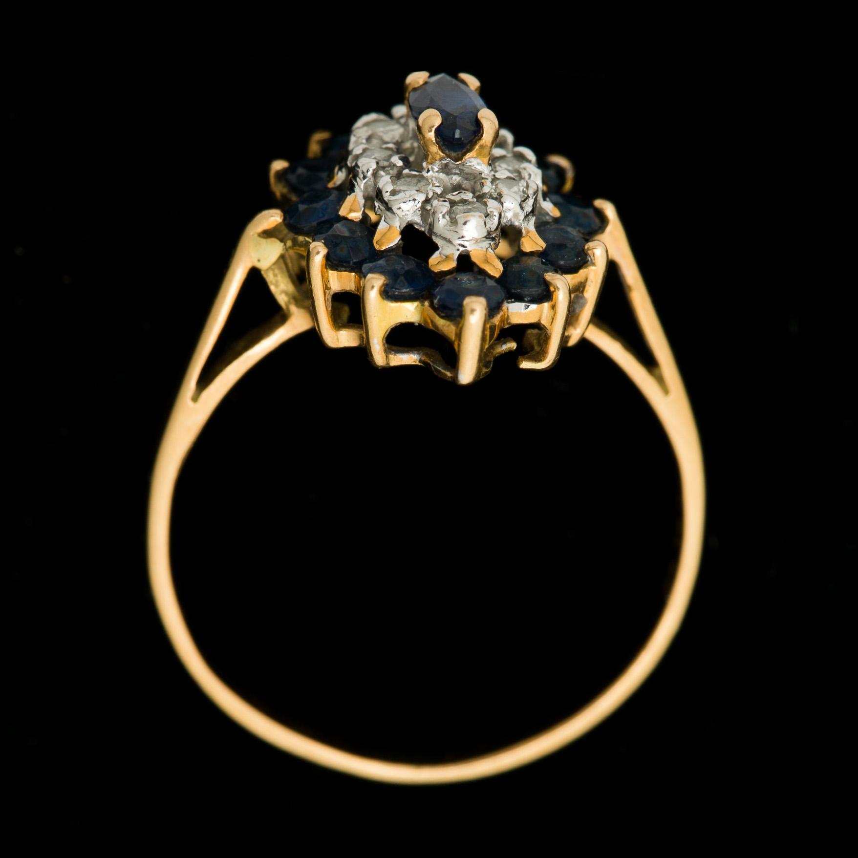 RING, 18 k guld med safirer samt åttkantslipade diamanter. Vikt ca 1,5 g.