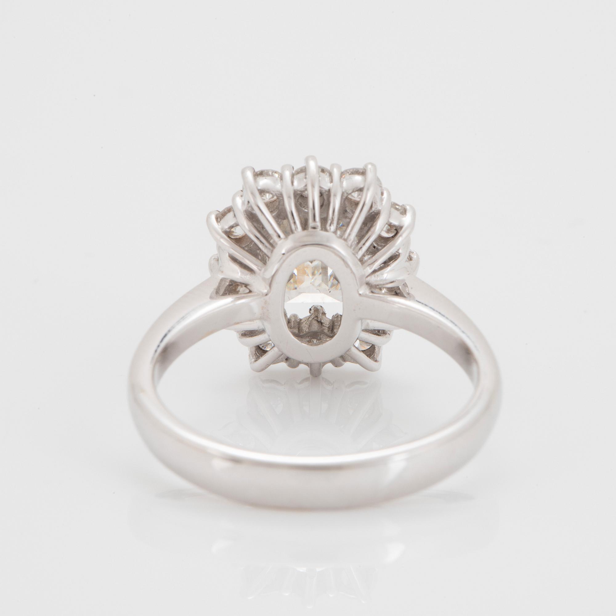 Ring 18K guld med en smaragdslipad diamant 2.04 ct kvalitet J vs1 enligt medföljande IGI certifikat.