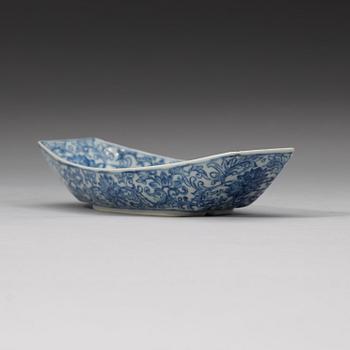 A blue and white stand for a cup, late Qing dynasty with sealmark.