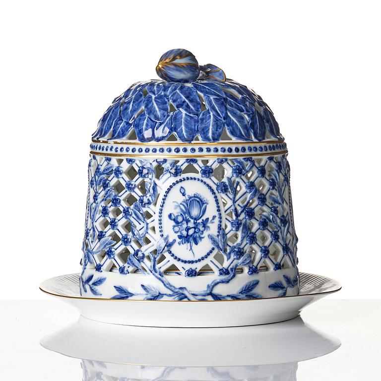 A Royal Copenhagen 'Musselmalet' / 'blue fluted full lace' Ice-cream bell, Denmark, 1893-1900.