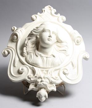 RELIEF TILL KAKELUGN, porslin, 1900-tal. 