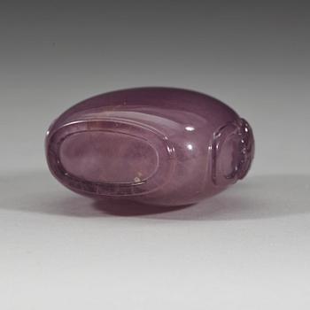 An amethyst snuff bottle with stopper, Qing dynasty (1644-1912).