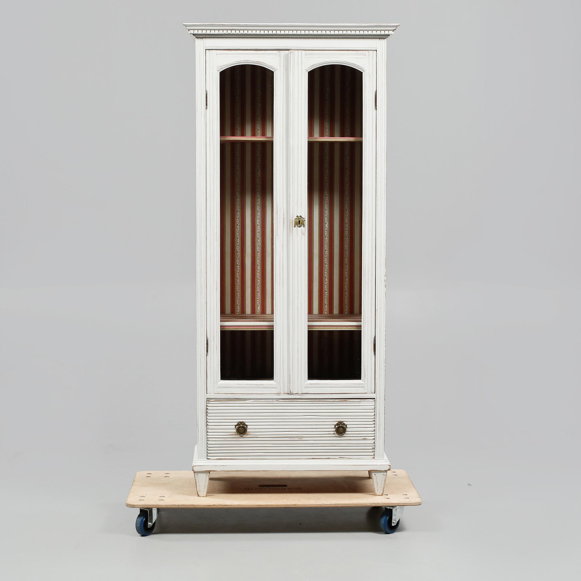 VITRINSKÅP, delvis 1900-talets första hälft.