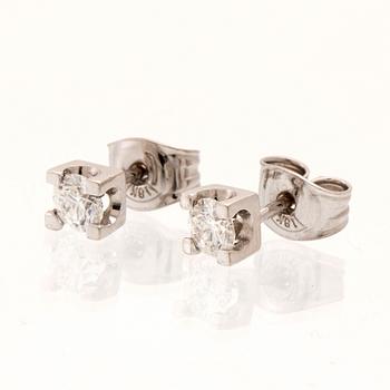 Örhängen ett par 18K vitguld med runda briljantslipade diamanter.