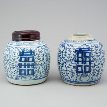 Two Chinese blue and white porcelain ginger jars, late Qing dynasty (1644-1912).