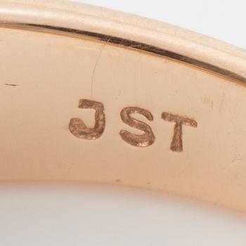 14K rose gold ring with round brilliant-cut diamonds.