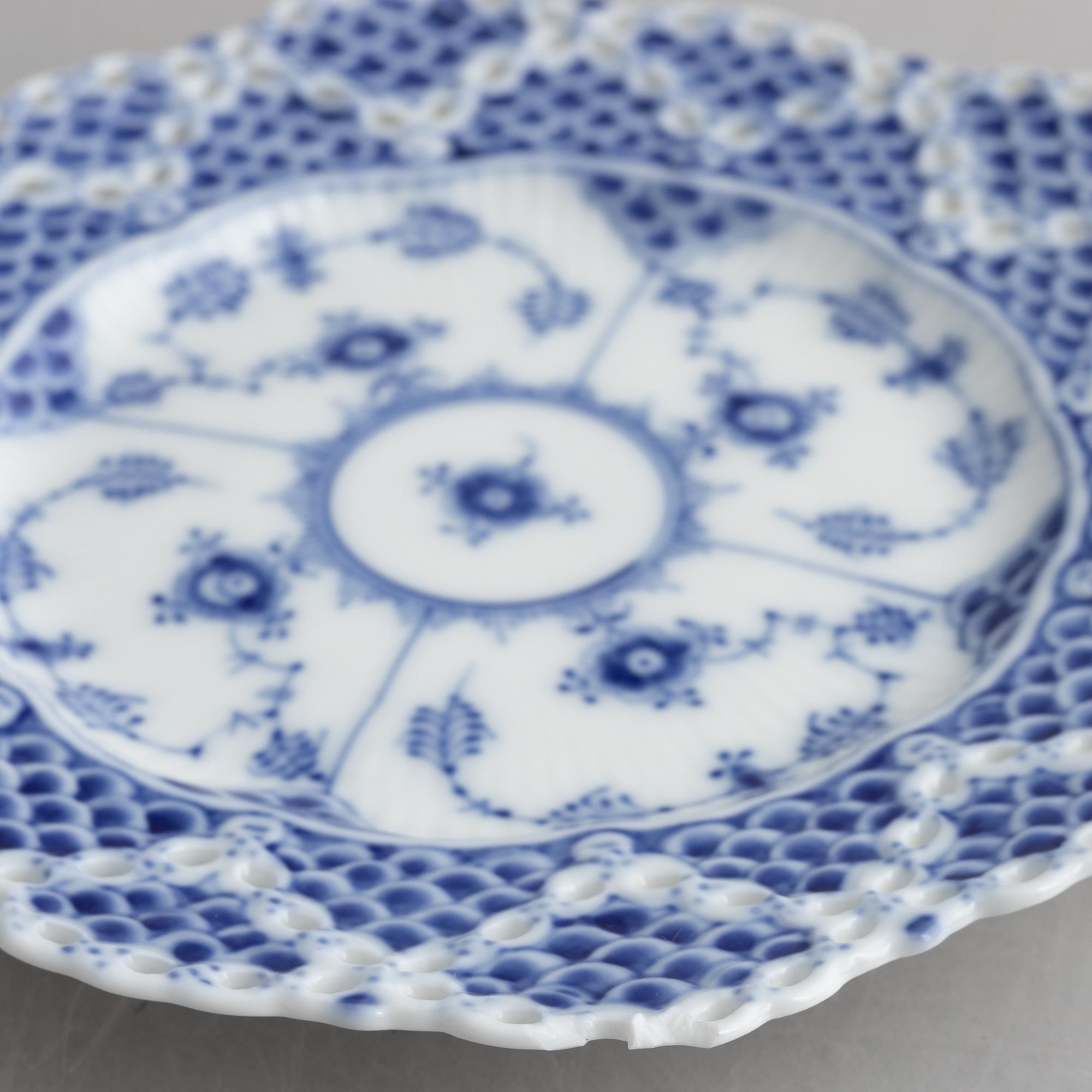 Assietter, fem stycken, porslin, "Musselmalet helblond", modell 1144, Royal Copenhagen, Danmark, 1900-tal.