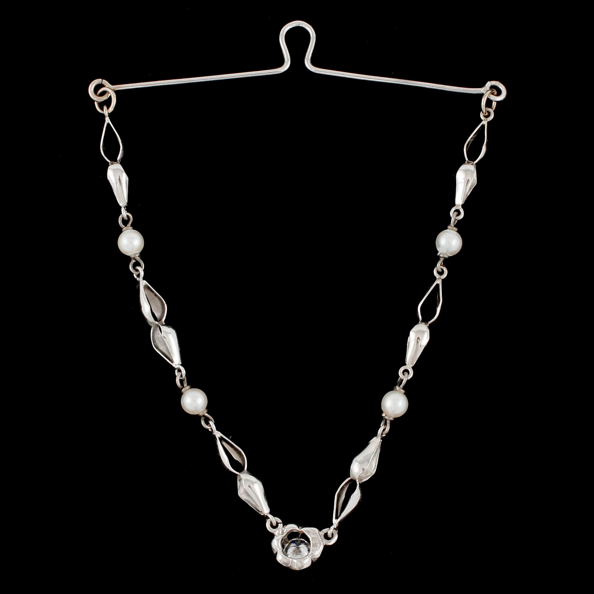 HÄNGE, 18k vitguld med 4 små odlade pärlor samt en briljantslipad diamant 0.37 ct. Vikt 6 g.