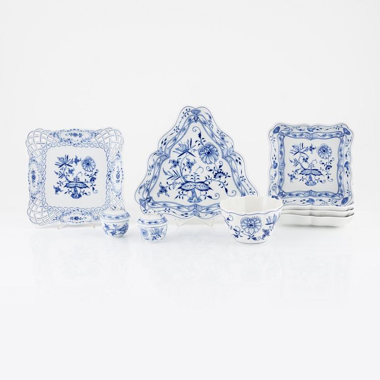 Meissen, a group of nine Zwiebelmuster porcelain pieces, Meissen.