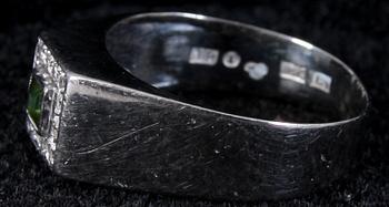 RING, vitguld, briljanter samt grön sten. Tot vikt 4 gram.