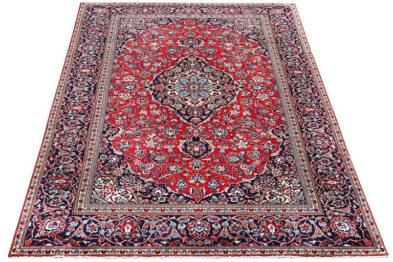 A Kashan carpet, c. 332 x 190 cm.