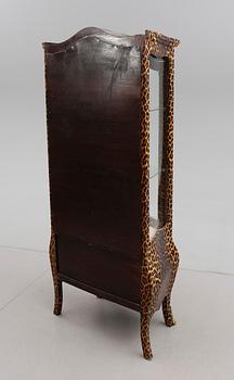 VITRINSKÅP, rokokostil, 1900-talets andra hälft.