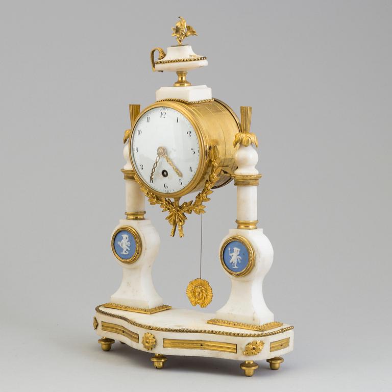 A MANTEL CLOCK, first half of the 19th century.
