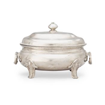 532. A Rococo pewter tureen with cover by L. Lundwall, master in Jönköping 1761.